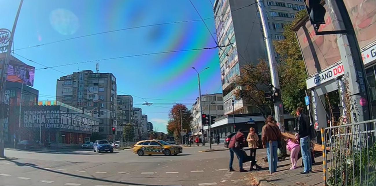 Шокиращи кадри! Плоскост от дюнерджийница се стовари върху жена в центъра на Варна (ВИДЕО)