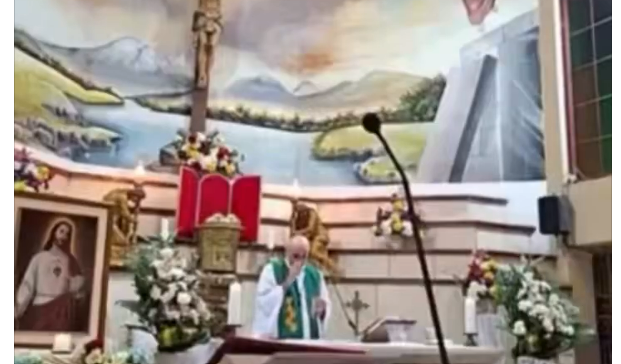 Ужас по време на литургия в Еквадор: Огромен кръст падна върху свещеник, камерата засне смъртта му на живо