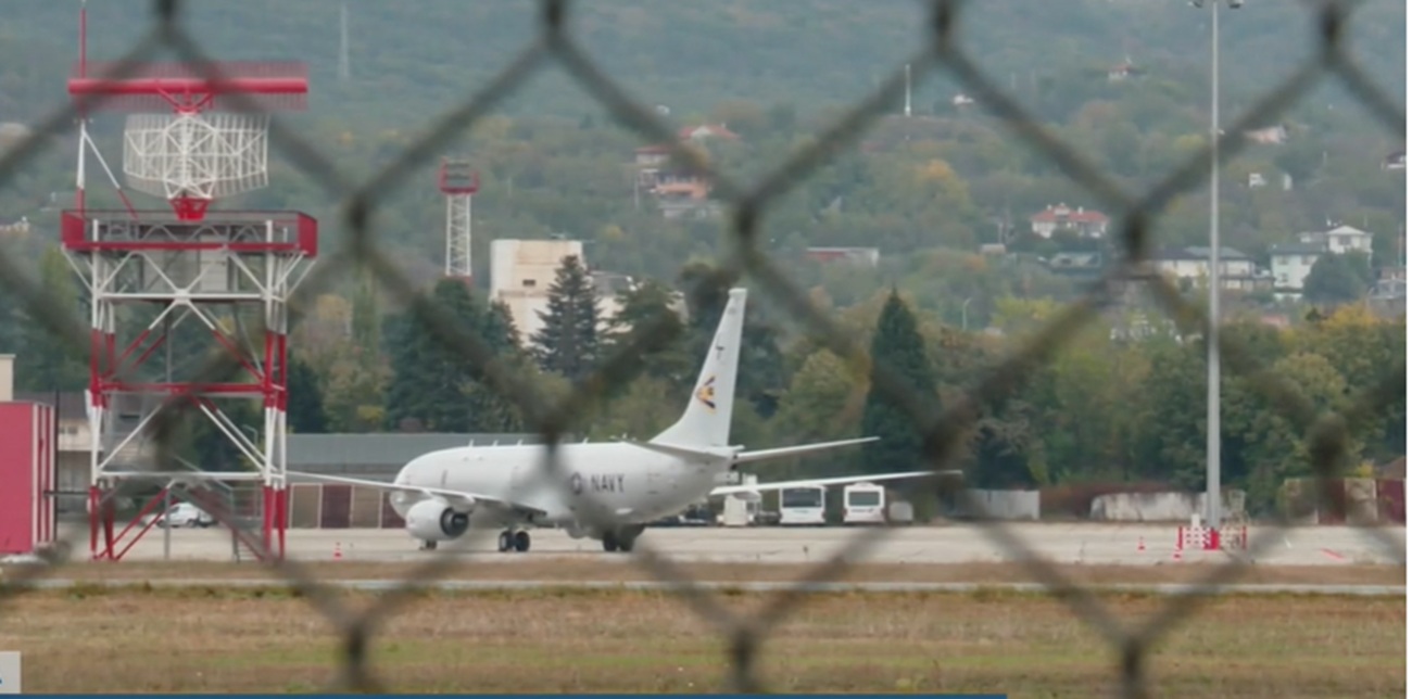 САЩ засилиха присъствието си? Самолет Boeing P-8A Poseidon пристигна във Варна и полетя над Черно море (ВИДЕО)