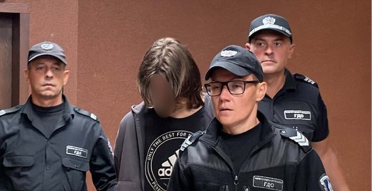 Пентаграм и нож с черепи! Нови разкрития по случая, разтърсил Пловдив: 14-годишният, обвинен в убийството на майка си, изпратил на съученици снимка на трупа ѝ