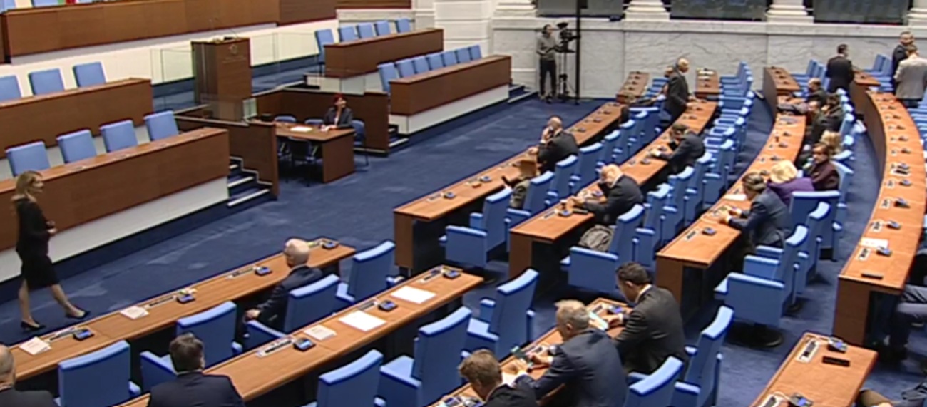 НА ЖИВО - Извънредно заседание на парламента! Разплитат случая с „Петричкия Ескобар“
