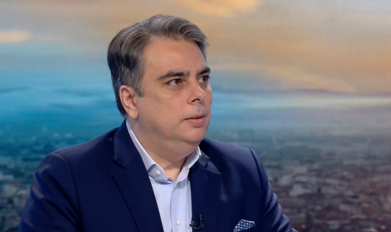 "Излез пак на площада и вдигни юмрук!" Асен Василев избухна срещу Радев: Обеща борба с олигархията. Къде е тя? (ВИДЕО)