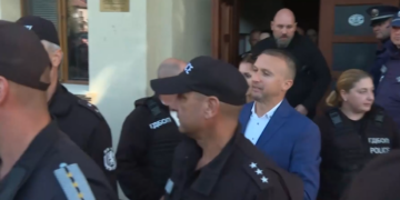 Драма в Белица: Радослав Ревански отведен с белезници, Пеевски избухна с обвинения, майка му припадна! (ВИДЕО)