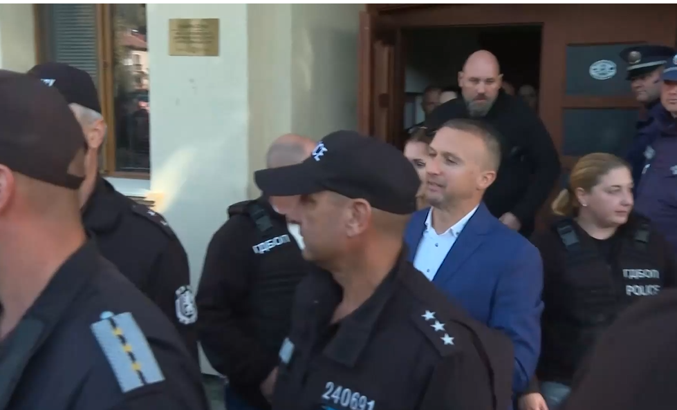 Драма в Белица: Радослав Ревански отведен с белезници, Пеевски избухна с обвинения, майка му припадна! (ВИДЕО)