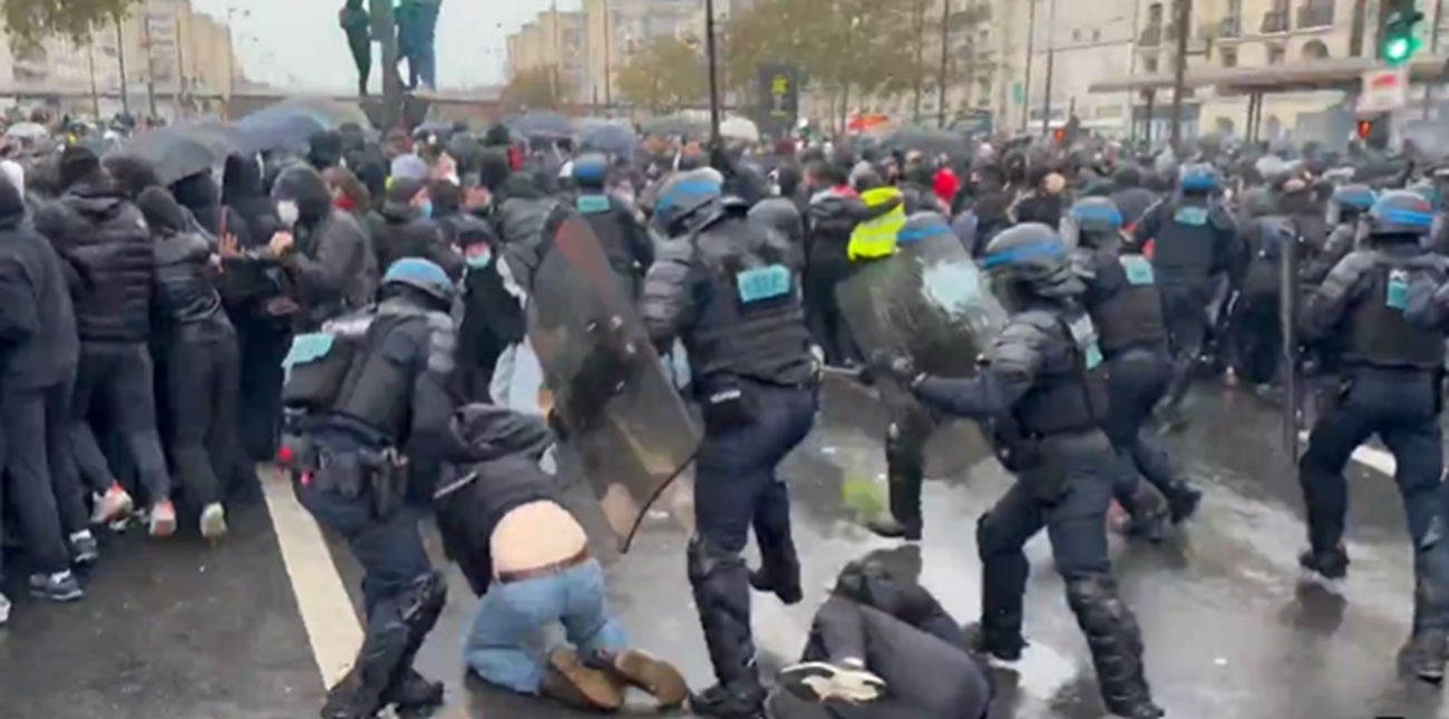 Франция пламна отново! Масови протести и сблъсъци с полицията (ВИДЕО)
