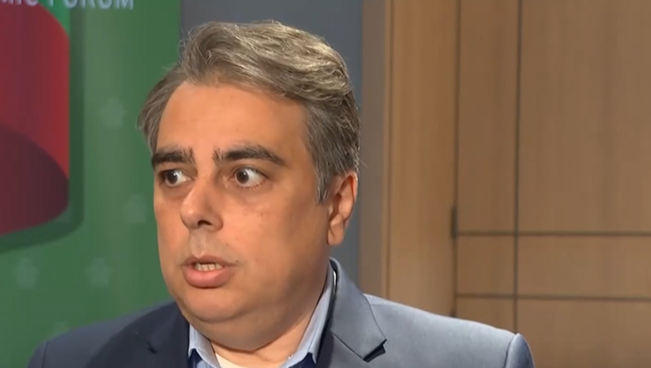 „Несъстоятелен като премиер“! Асен Василев: Радев сънува „сглобки“, докато прави такива в родното си село (ВИДЕО)