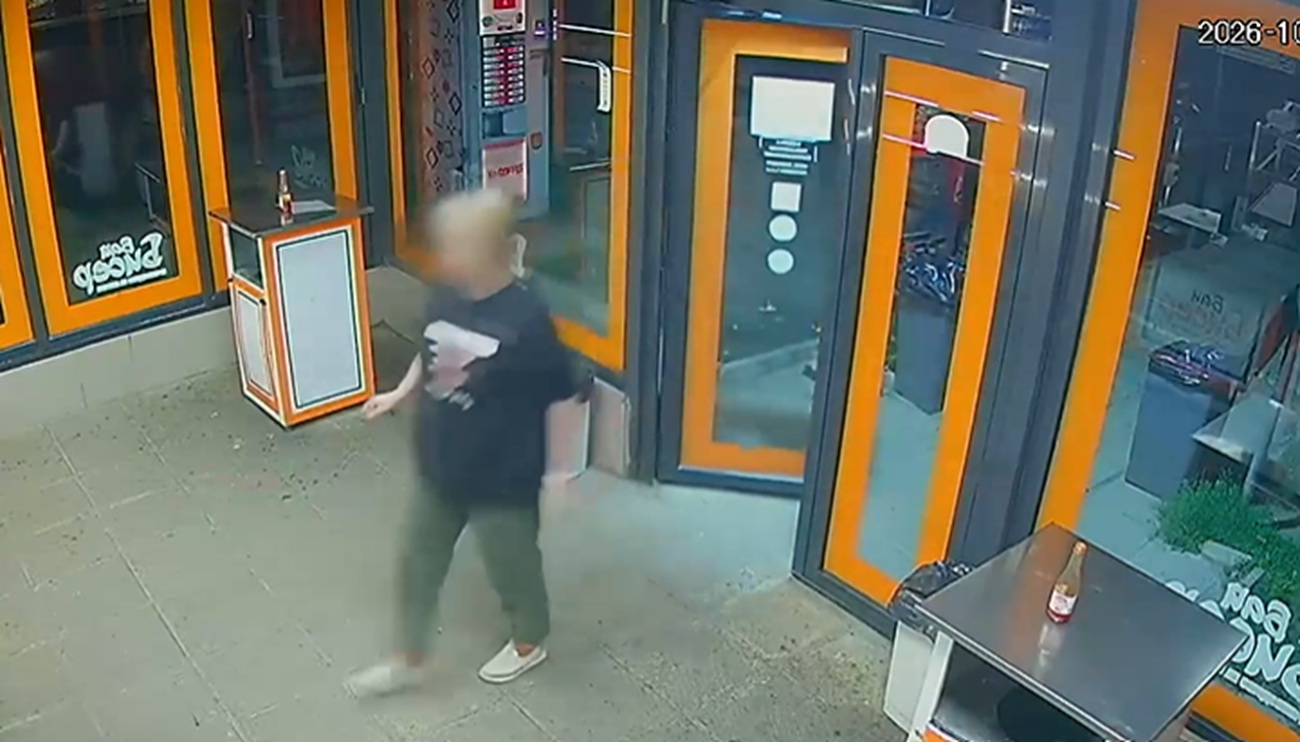 „Страх ни е да излезем!“ Жена с нож вилнее, хвърля компютри от балкона и напада хора във Варна (ВИДЕО)