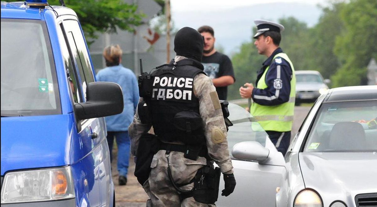 Полицейски погром в Пазарджишко: жандармерия в пет града - акции в заложни къщи, офиси и игрални зали, има арестувани (ВИДЕО)