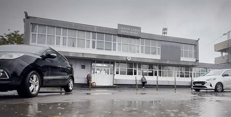 Кръв, желязна кофа и заключена врата: Мъж бере душа след побой пред гара „София-север”