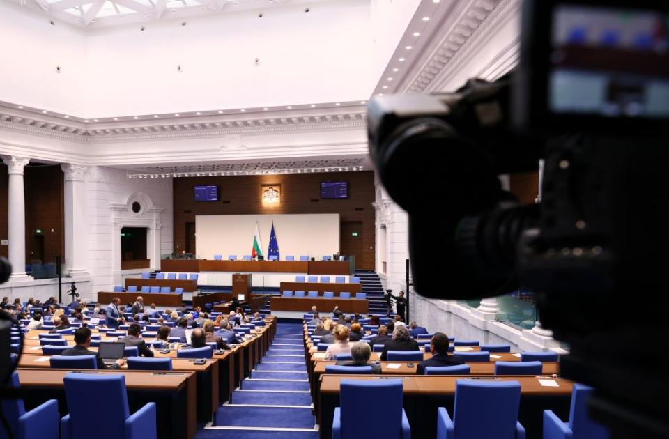 НА ЖИВО - Извънредно заседание на парламента за „Старлинк“ и помилванията