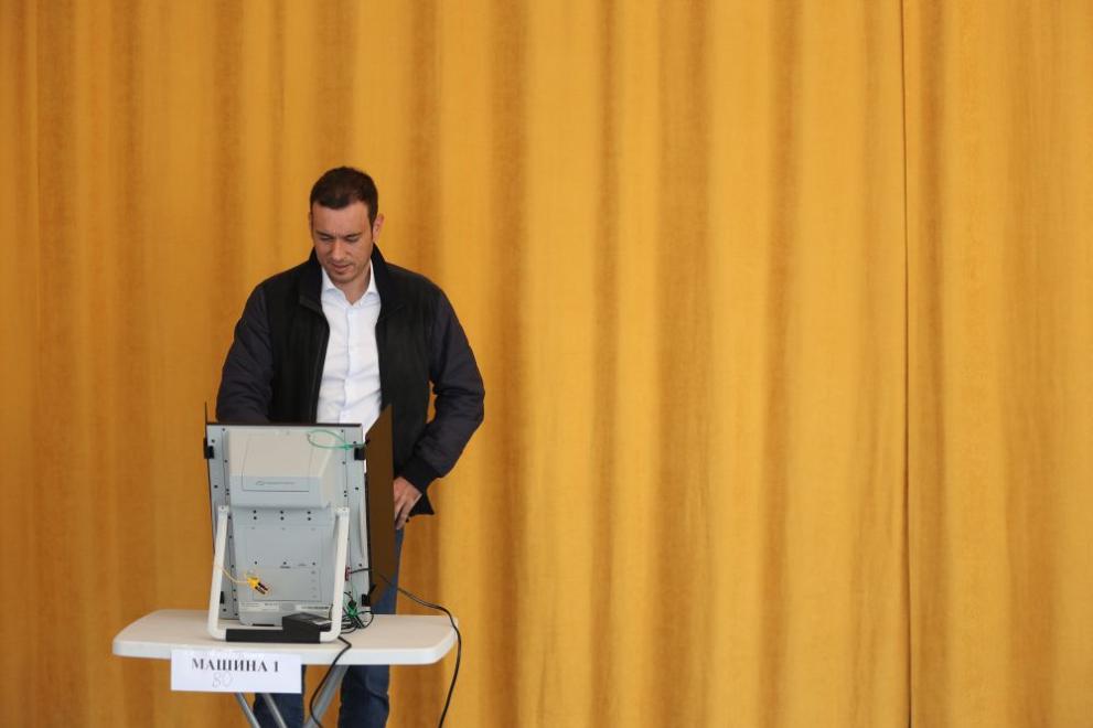 "Часовникът назад, България напред": Кметът на София Васил Терзиев гласува с надеждата за европейско развитие