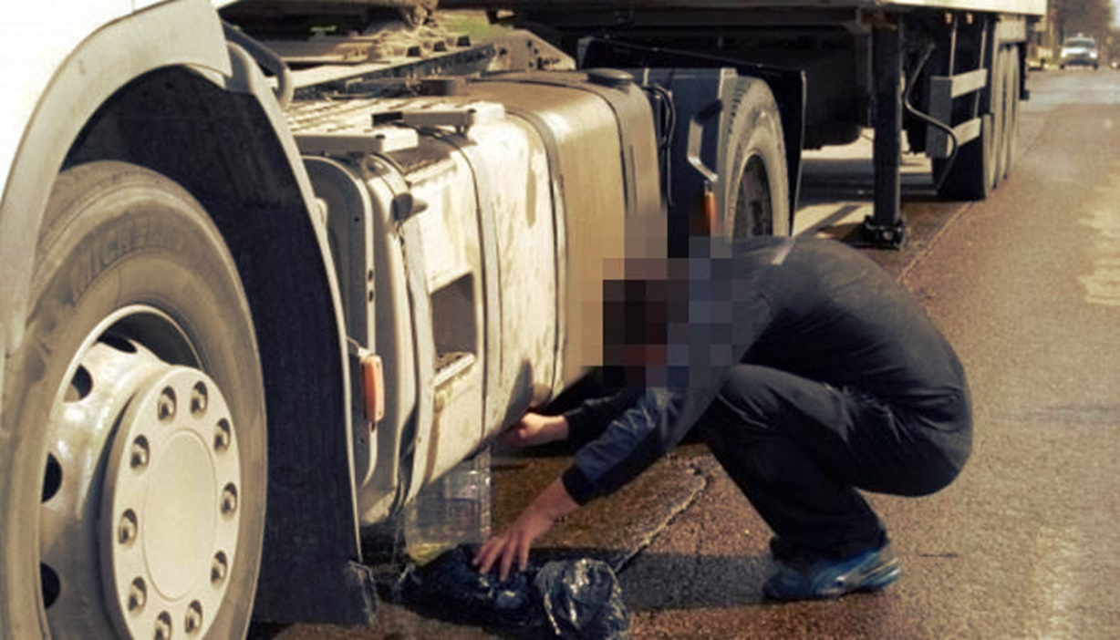 Да не спреш за почивка с камион: Крадци нападнаха тираджия и го биха с маркуч, докато точат 500 литра дизел