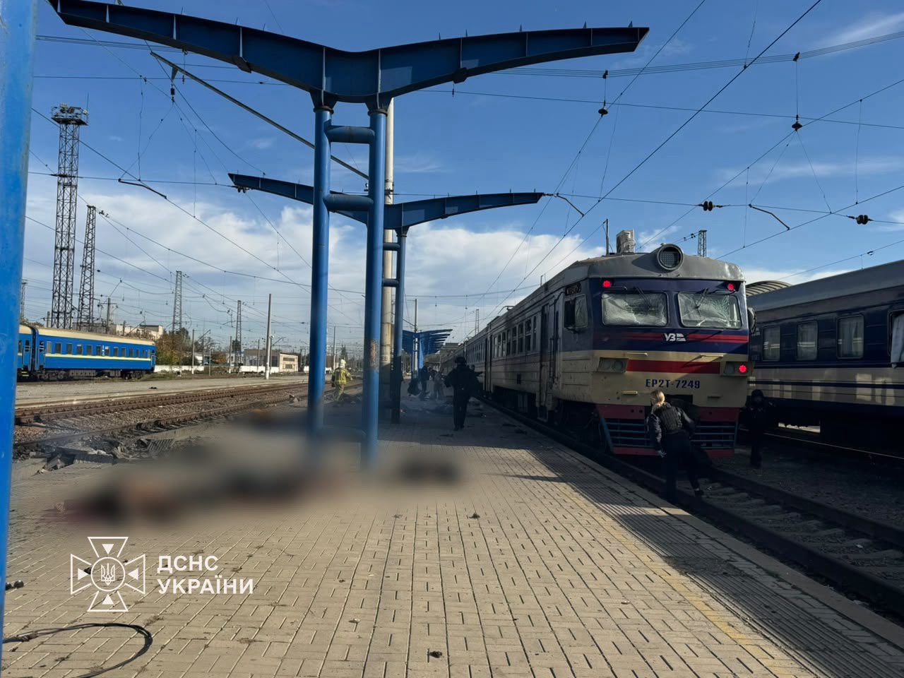 Ужас на гарата в Днепър: Руски дрон удари перона, има 13 загинали